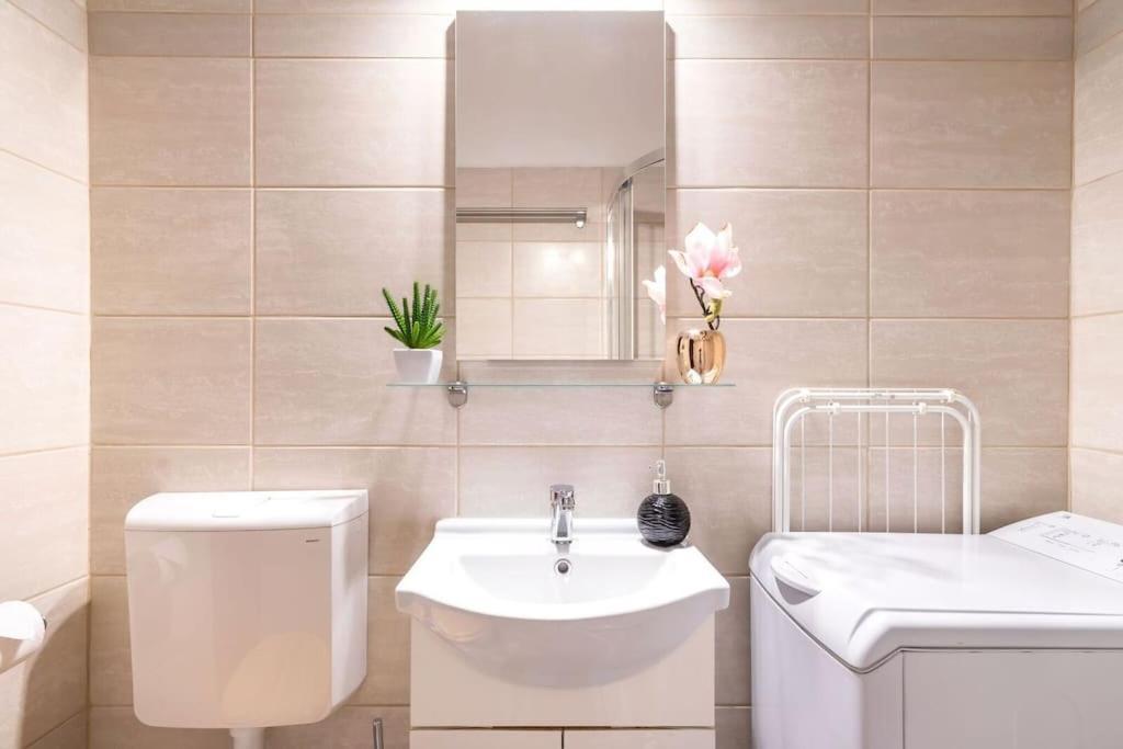 Vintage Style Cozy Downtown Apartment. บูดาเปสต์ ภายนอก รูปภาพ